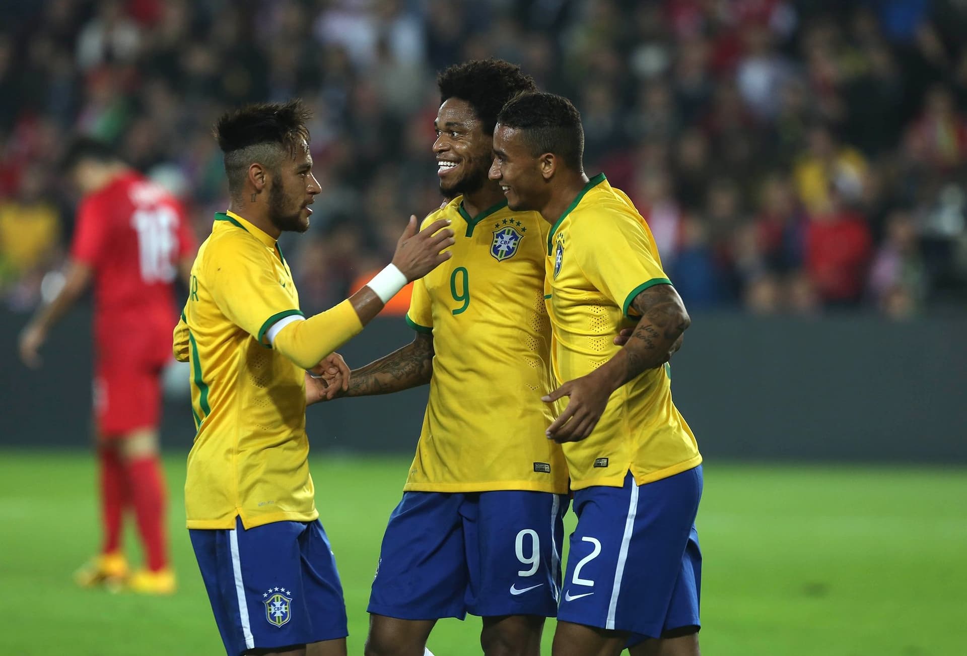 Luiz Adriano, atacante do Internacional, já fez cinco gols em uma mesma partida pela Champions League, feito que somente Messi e Halland conseguiram