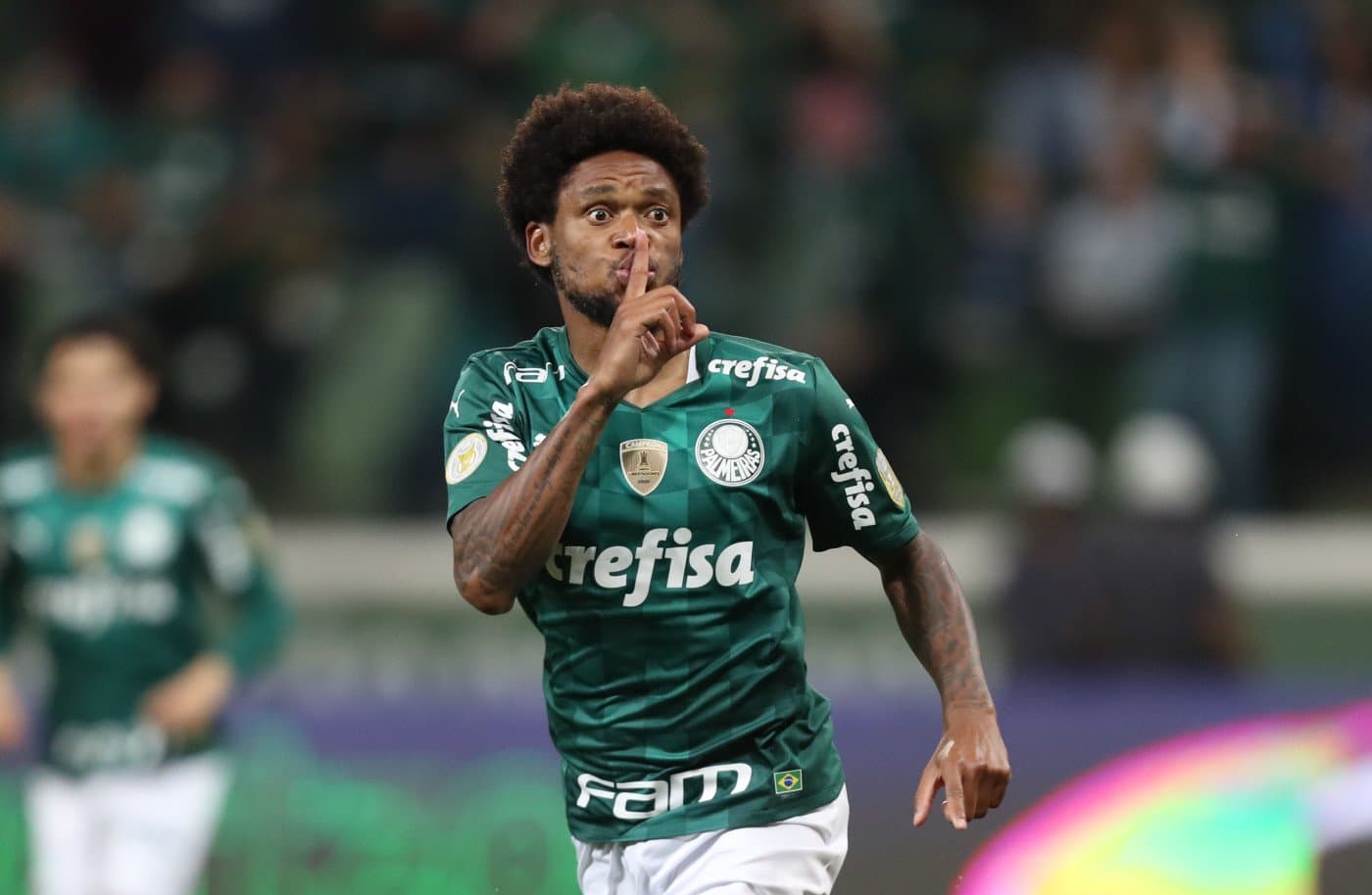Luiz Adriano comprou briga com torcedores do Palmeiras após marcar um dos gols da vitória diante do Sport e pode nem jogar a final da Copa Libertadores