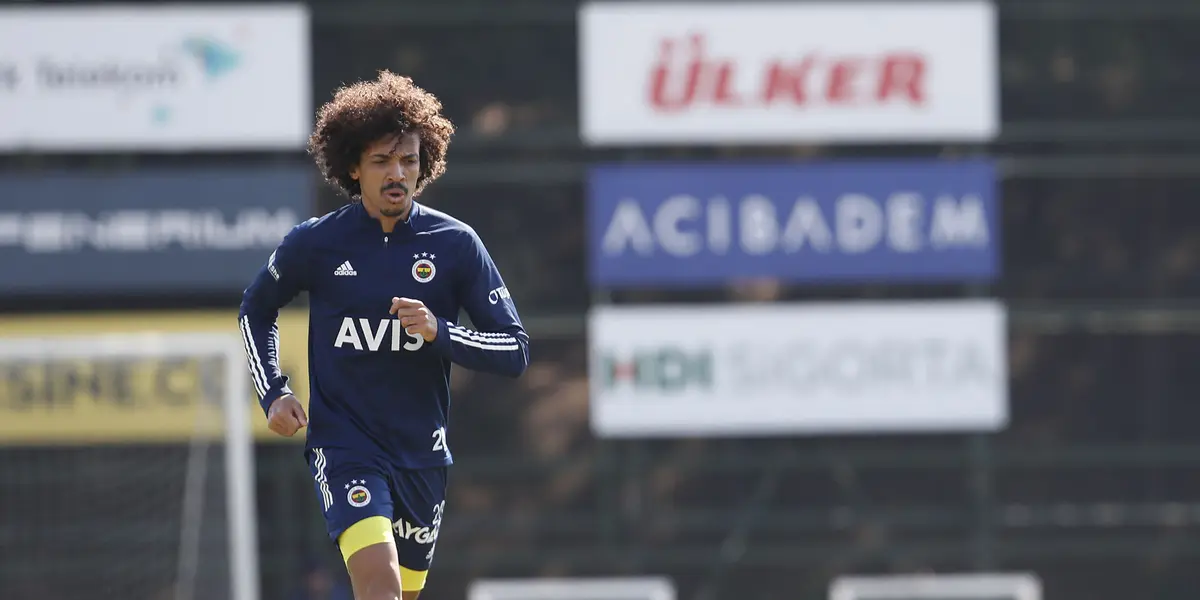 Luiz Gustavo, do Fenerbahce, pode reforçar o Corinthians em 2022