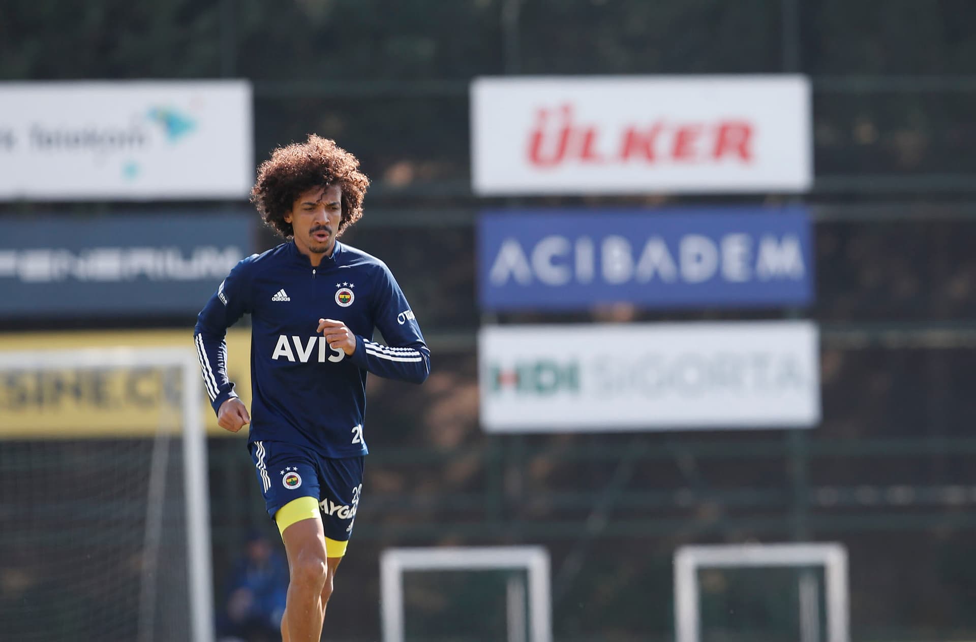 Luiz Gustavo, do Fenerbahce, pode reforçar o Corinthians em 2022