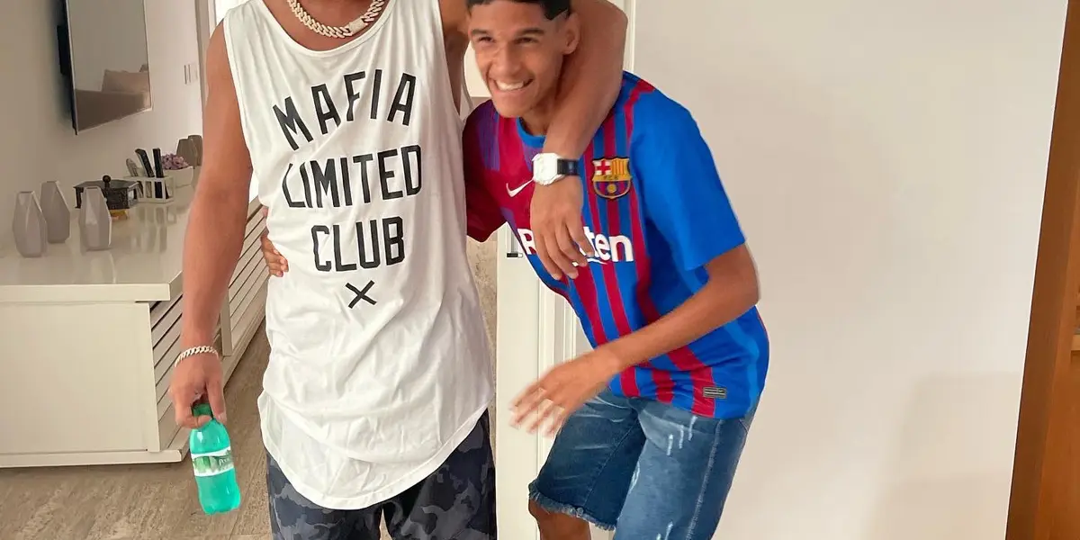 Luva de Pedreiro jovem de 20 anos que grava vídeos numa quadra modesta e desencadeia paixões.