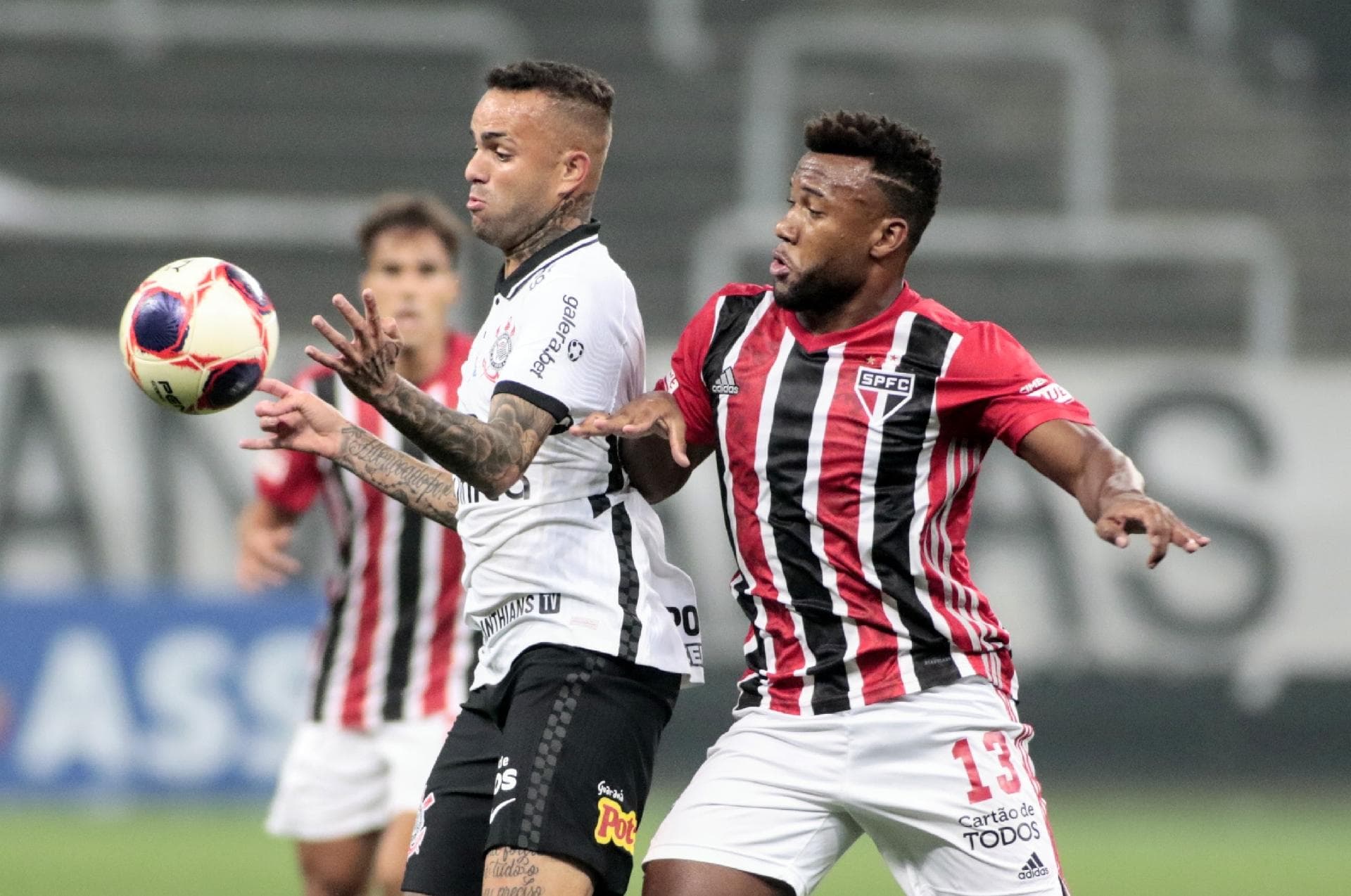 Majestoso marca reencontro do duelo entre Rogério Ceni e Sylvinho, desta vez como treinadores