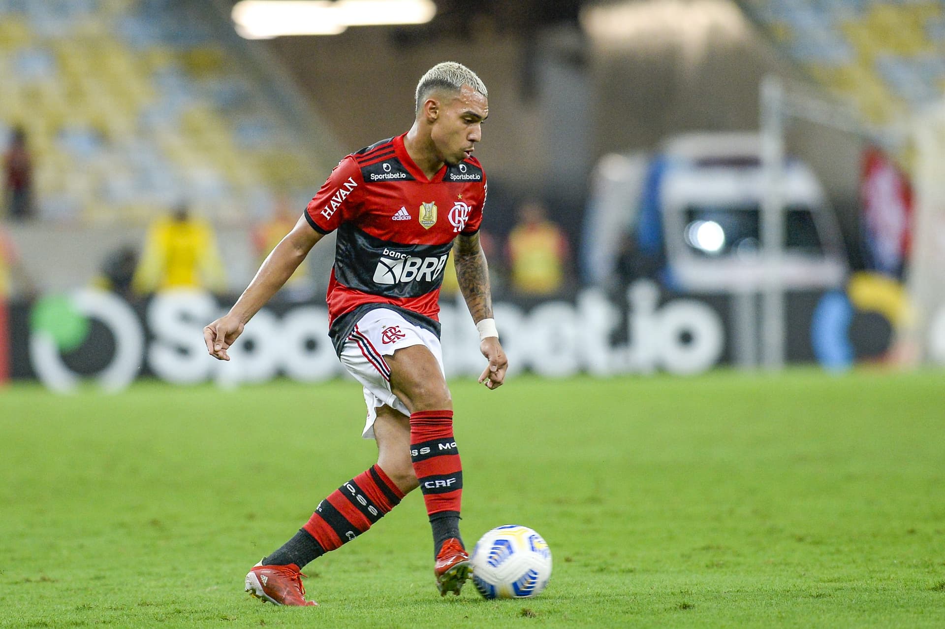 Matheuzinho renovou com o Fla e