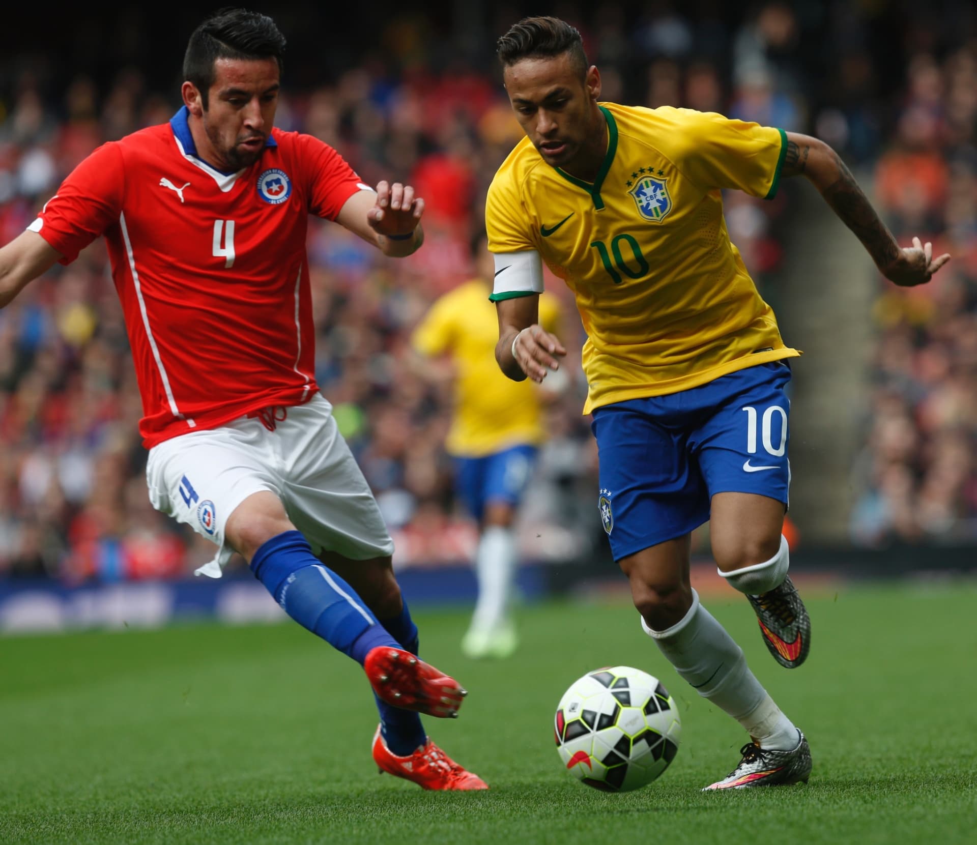 Maurício Isla foi eleito o melhor lateral direito da Copa América 2021