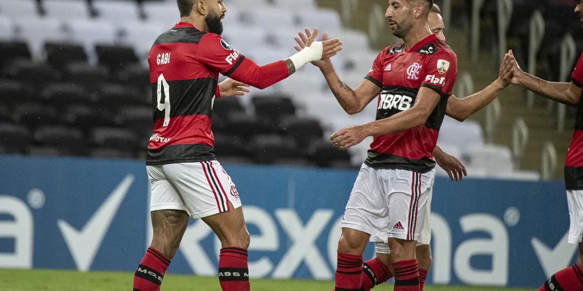 Maurício Isla usou suas redes sociais para montar sua escalação ideal de todos os jogadores que jogaram com ele e Gabigol sequer foi lembrado