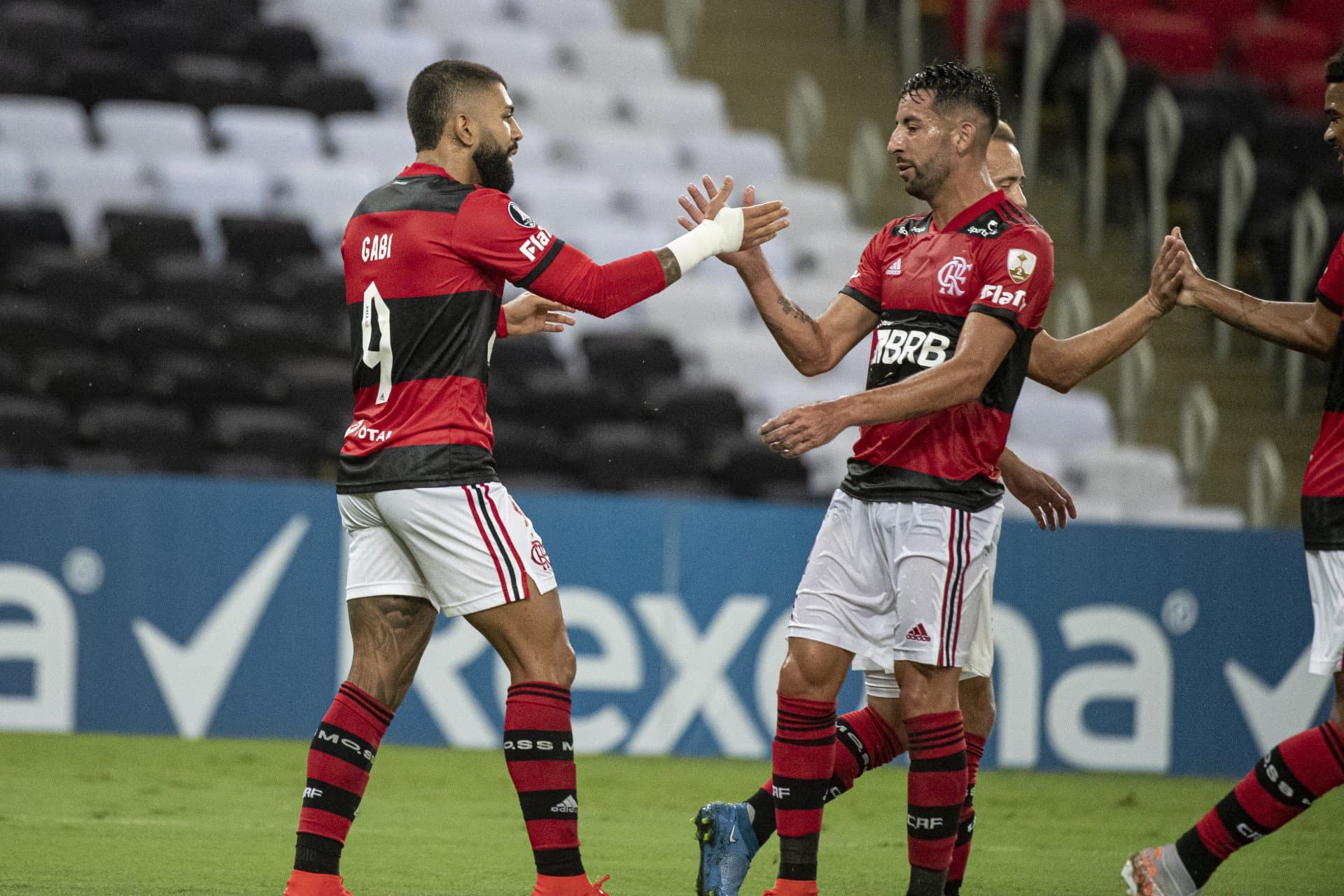 Maurício Isla usou suas redes sociais para montar sua escalação ideal de todos os jogadores que jogaram com ele e Gabigol sequer foi lembrado
