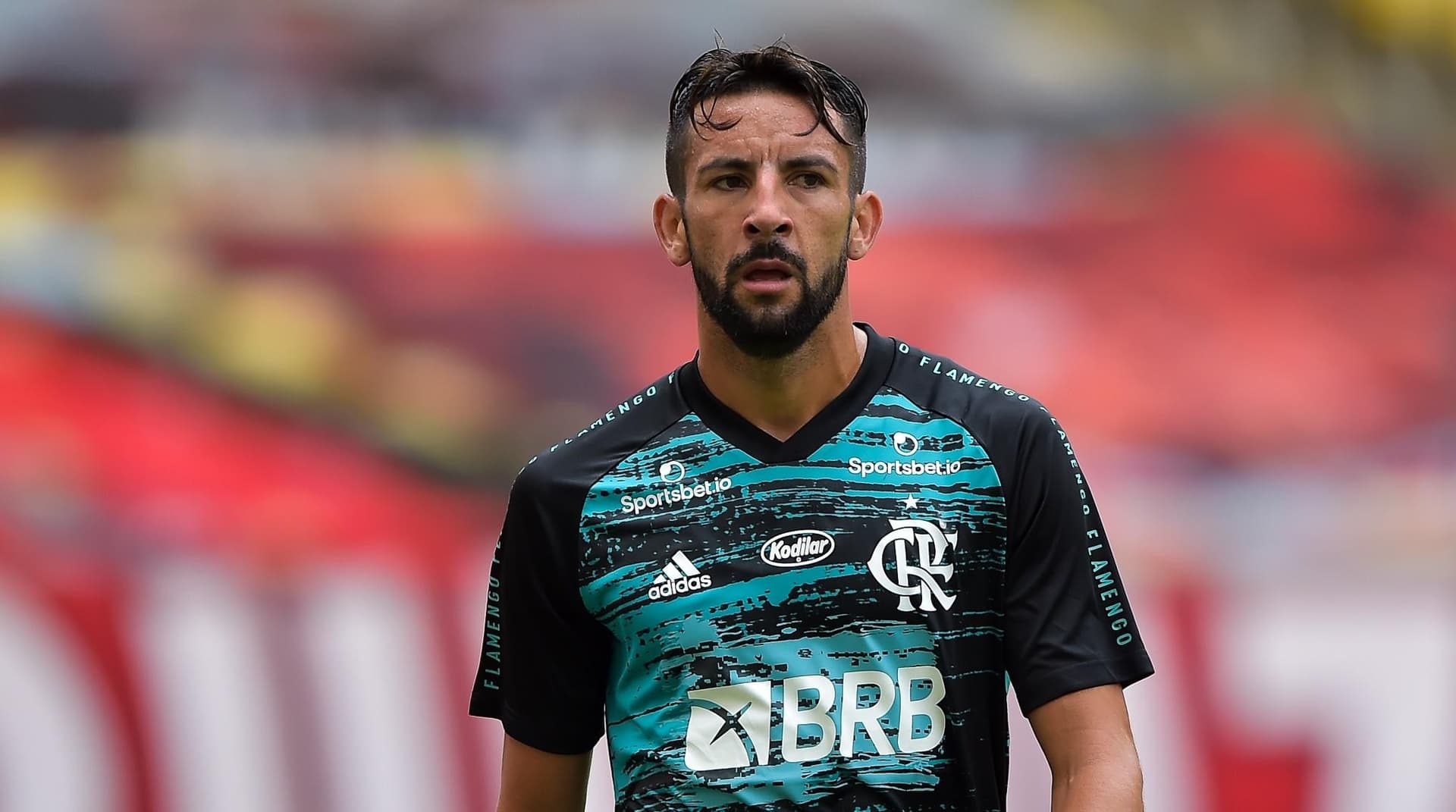 Maurício Isla vive a pior fase no Flamengo e pode sair da equipe em breve