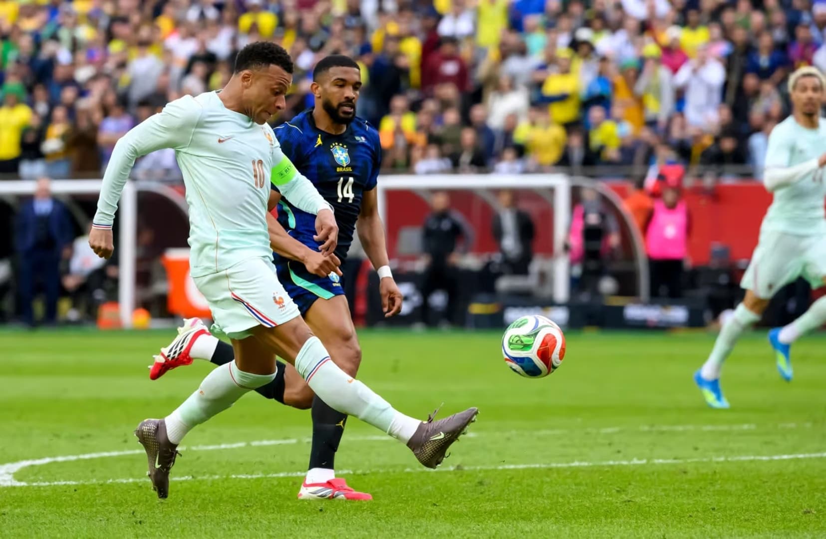 Mbappé, da França, marca gol de cavadinha sobre a seleção brasileira – EFE/EPA/ADAM RICHINS