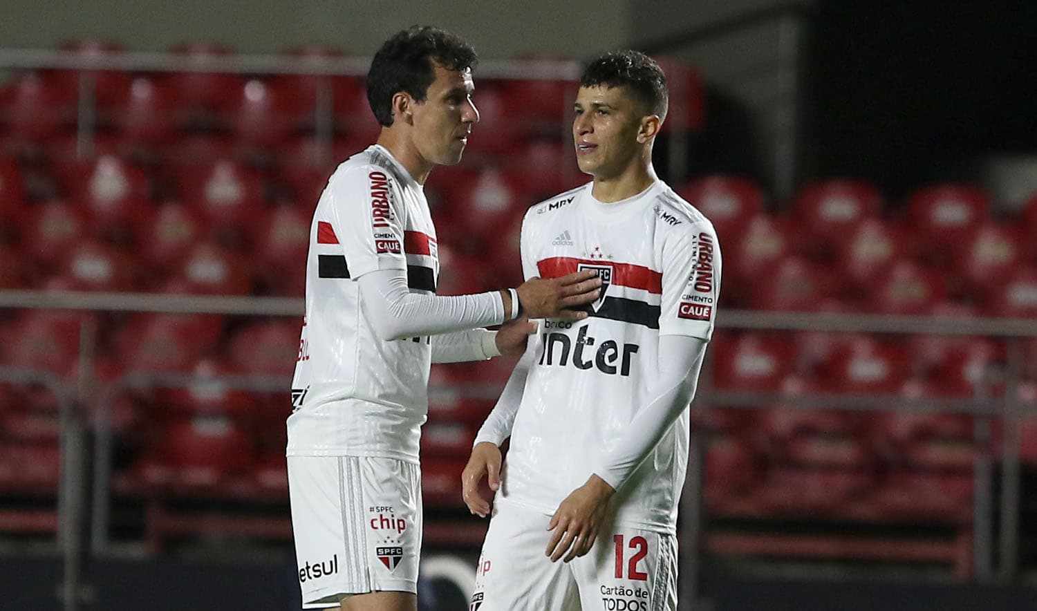 Meia-atacante treina afastado do grupo e espera propostas de outros clubes