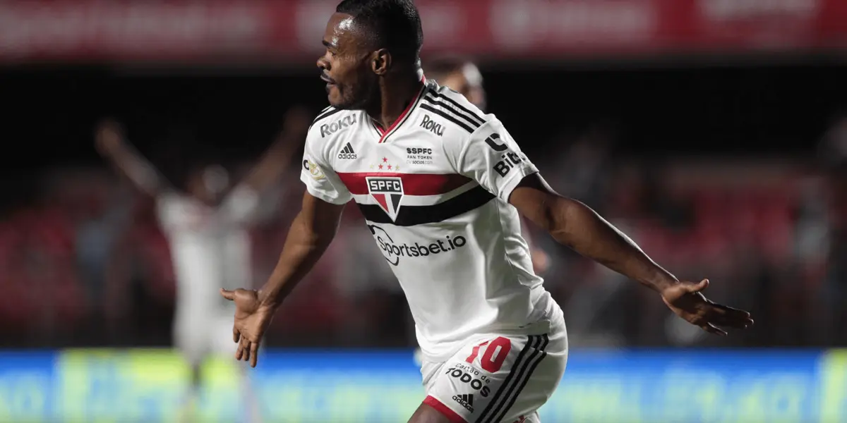 Meia foi contratado para suprir a saída de Dani Alves