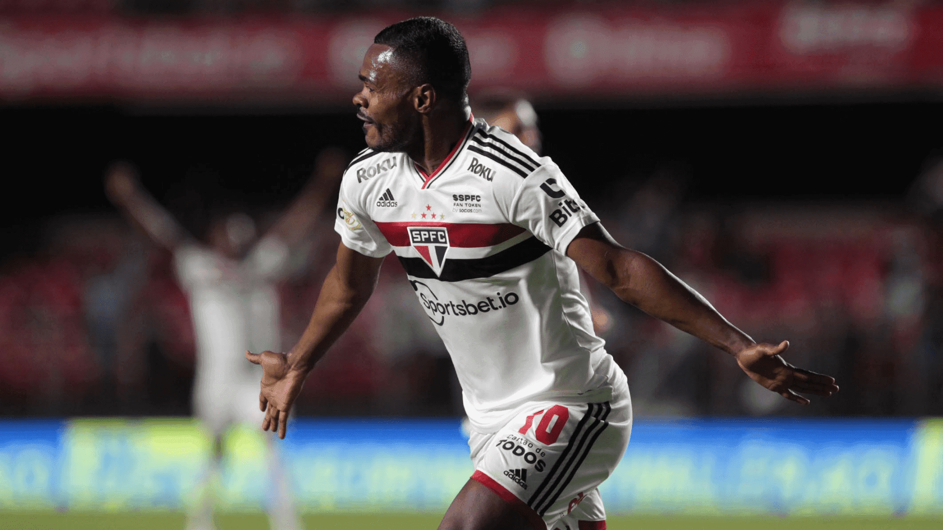 Meia foi contratado para suprir a saída de Dani Alves