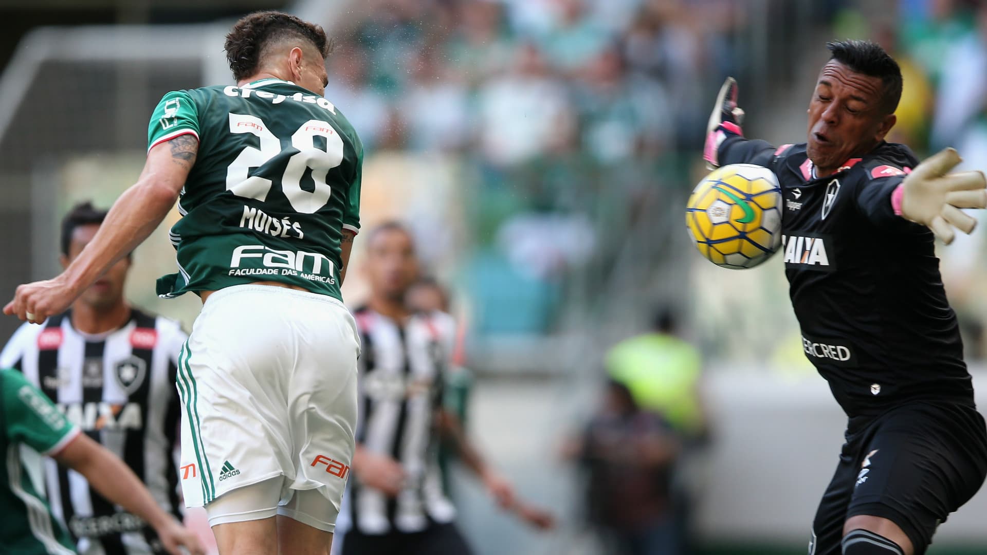 Meia joga atualmente no futebol chinês