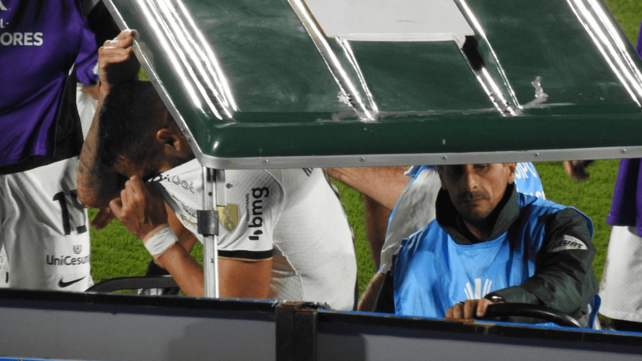 Meia sofreu lesão no joelho e pode ficar mais tempo no Departamento Médico do clube