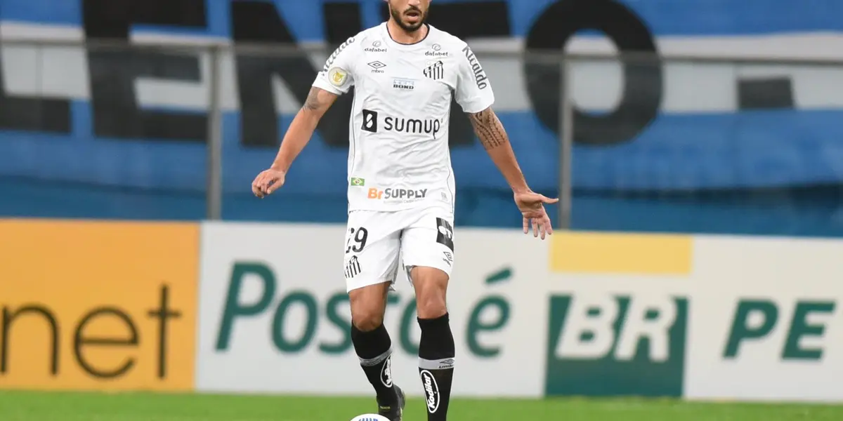 Meia trocou o Corinthians pelo Santos e já ganhou apelido