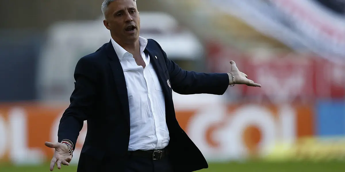 Membro da comissão técnica reveleou os bastidores da demissão de Crespo, além de falara do que os jogadores brasileiros diferem dos argentinos