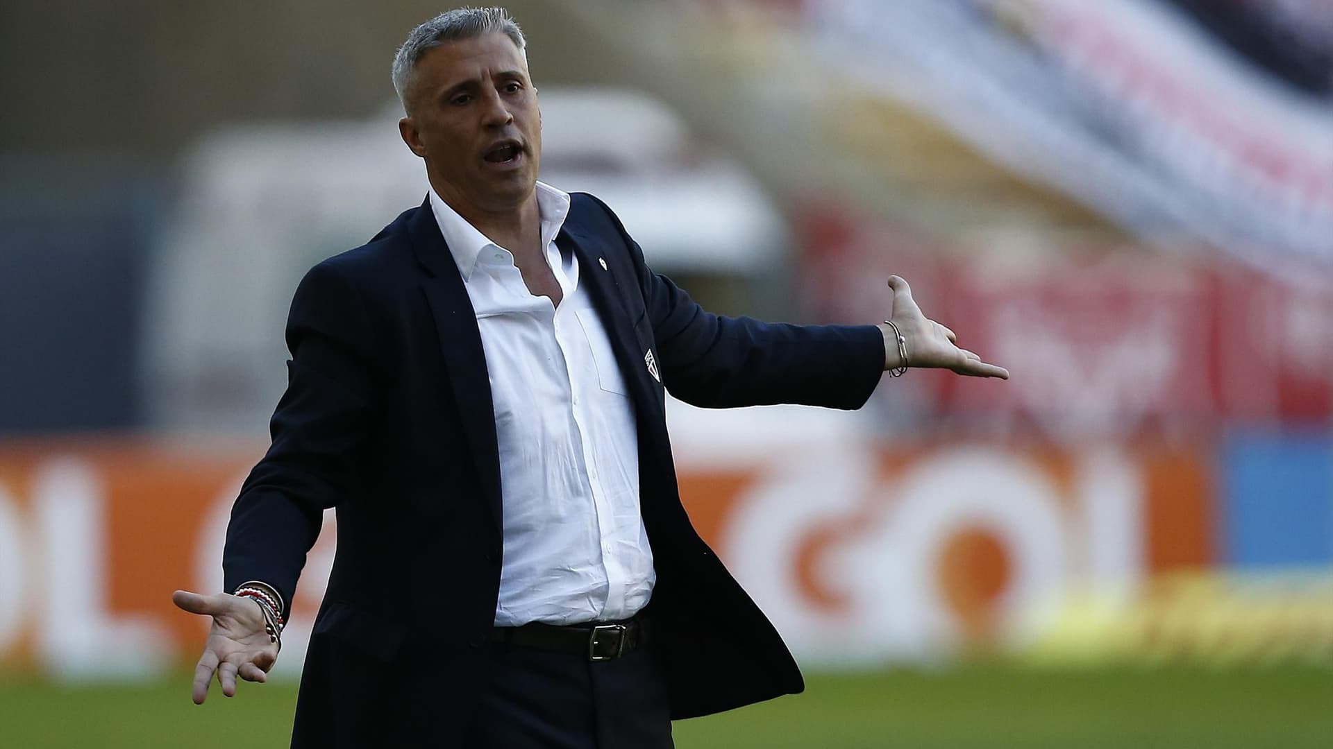 Membro da comissão técnica reveleou os bastidores da demissão de Crespo, além de falara do que os jogadores brasileiros diferem dos argentinos