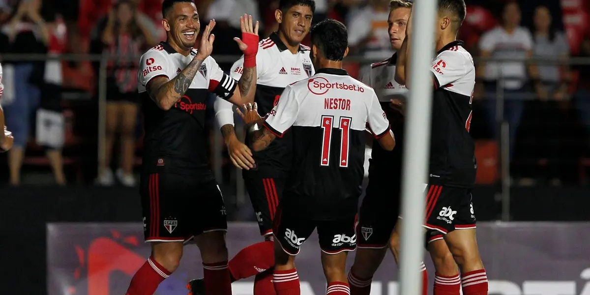 Membros de torcida organizada do Tricolor foram até o CT para reunião com a diretoria e os jogadores