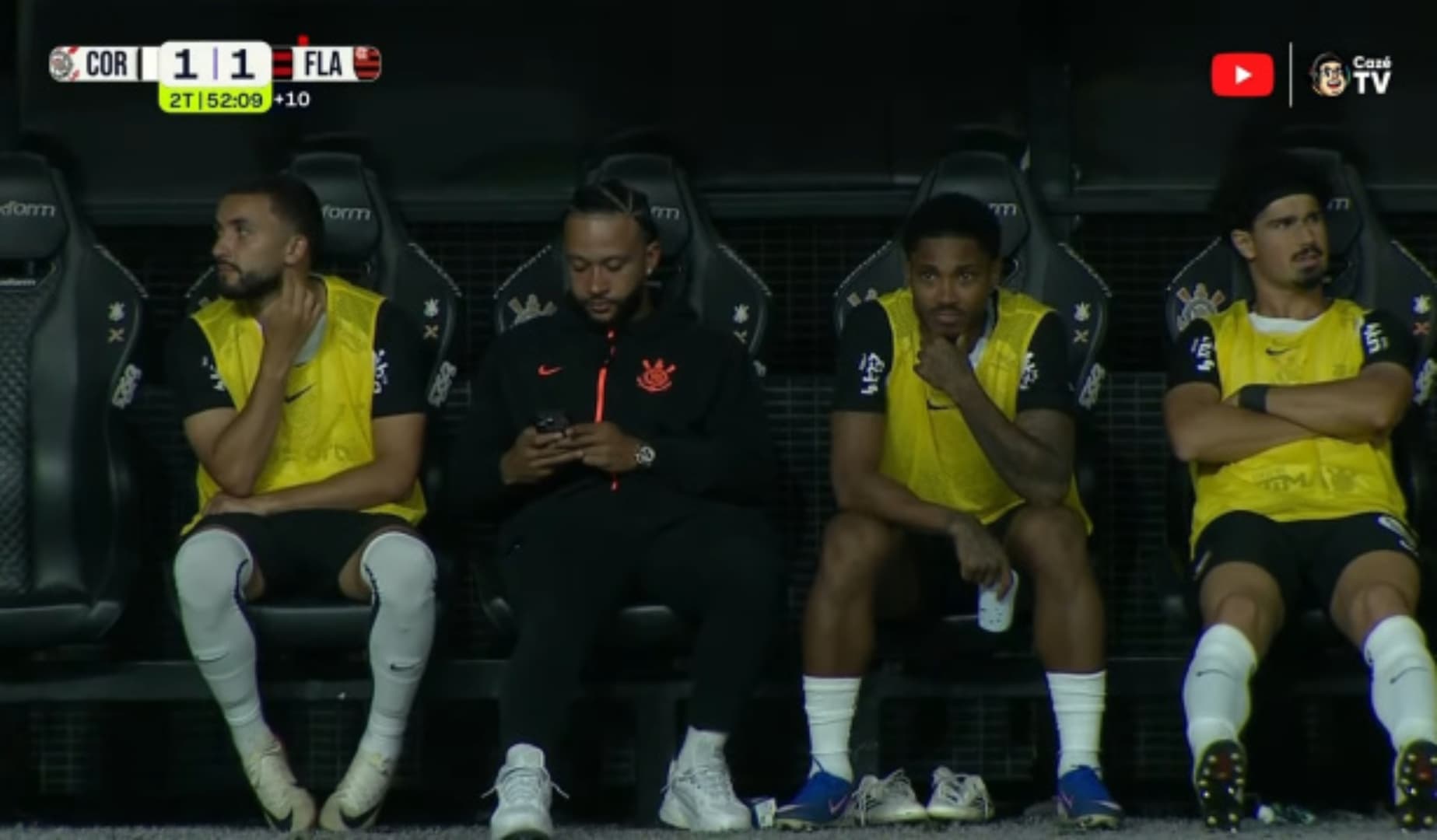 Memphis Depay após sair lesionado de Corinthians x Flamengo. Foto: Reprodução/Youtube CazéTV