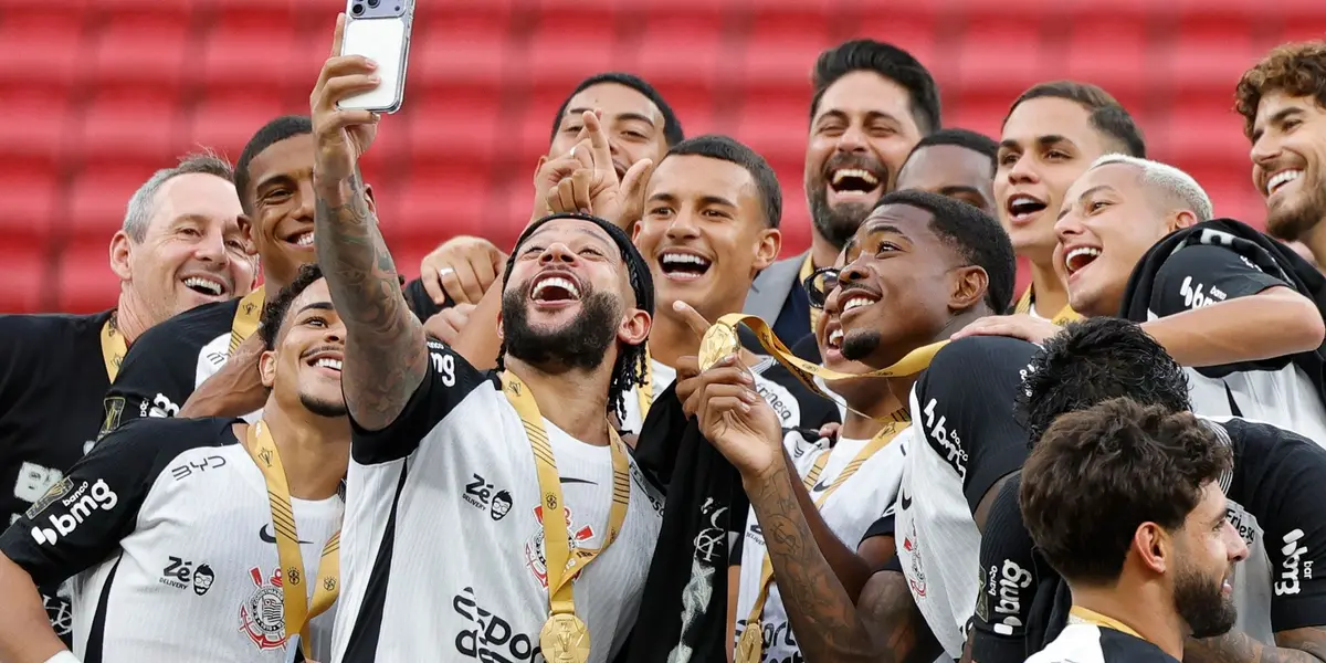 Memphis Depay comemora conquista da Supercopa Rei. Foto: Rafael Ribeiro/CBF