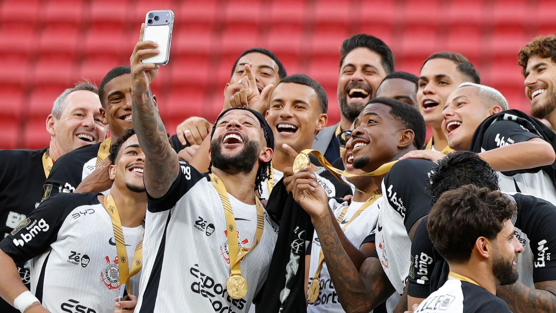 Memphis Depay comemora conquista da Supercopa Rei. Foto: Rafael Ribeiro/CBF