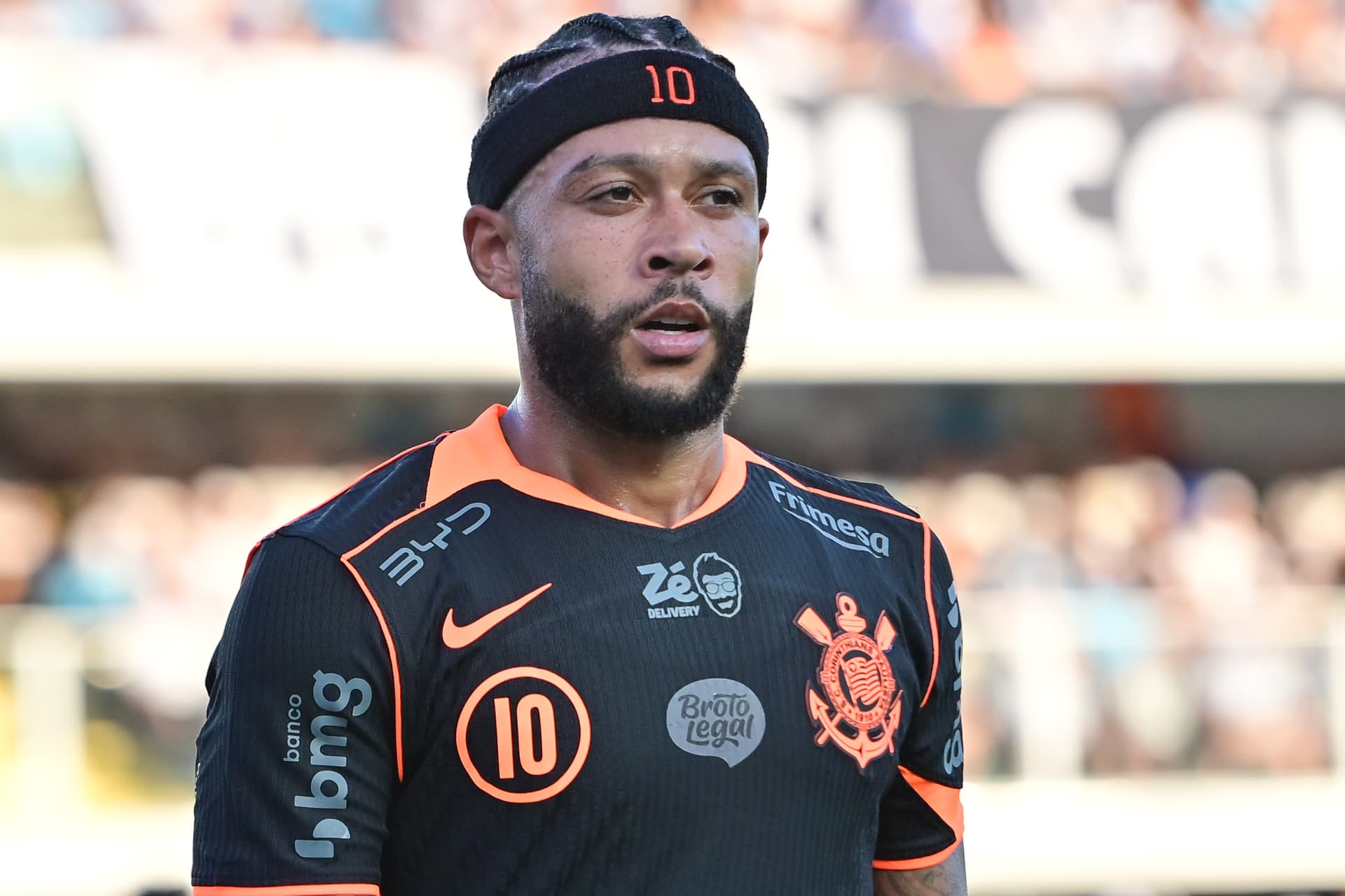 Memphis Depay jogador do Corinthians durante partida contra o Santos no estádio Vila Belmiro pelo campeonato Brasileiro A 2026. Foto: Jota Erre/AGIF