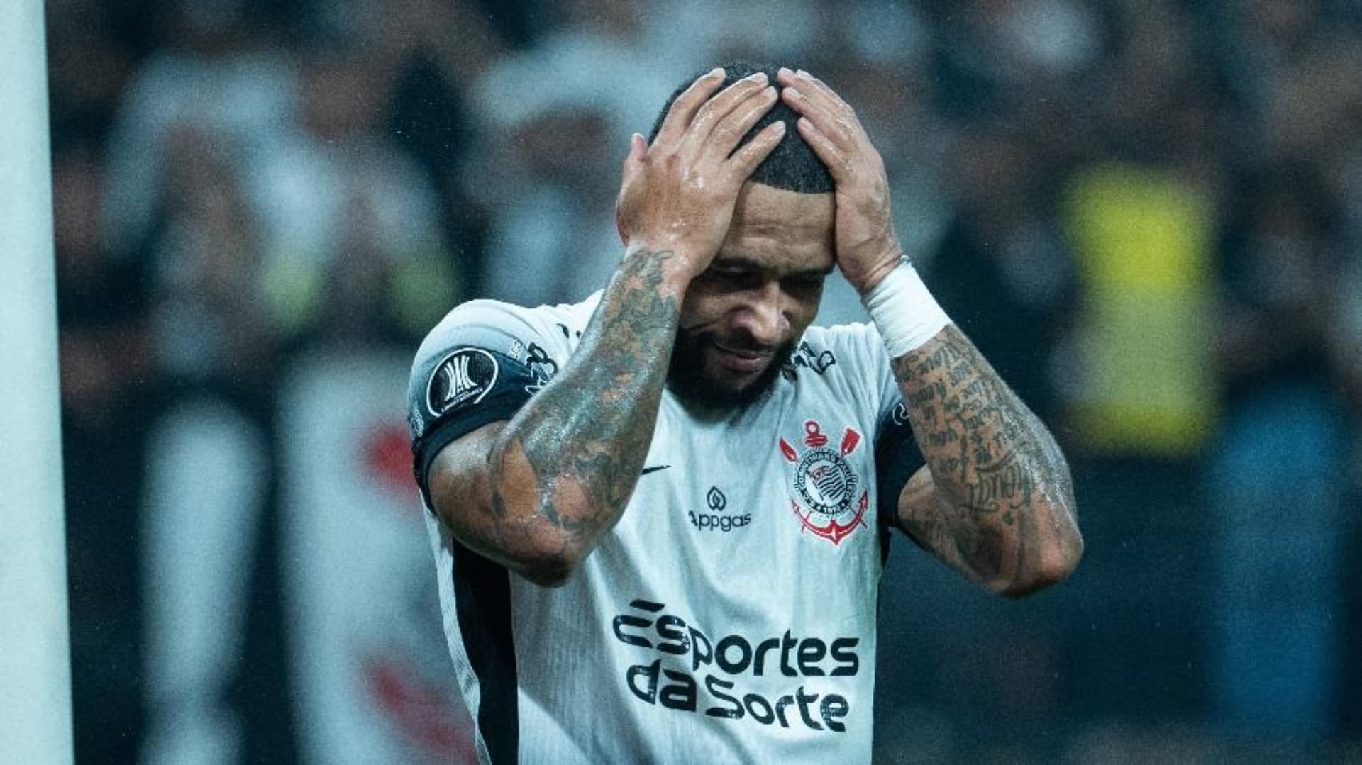 Memphis Depay se lamentando durante a partida contra o Barcelona-EQU, pela Libertadores Imagem: Rebeca Schumacker/Ag. Estado