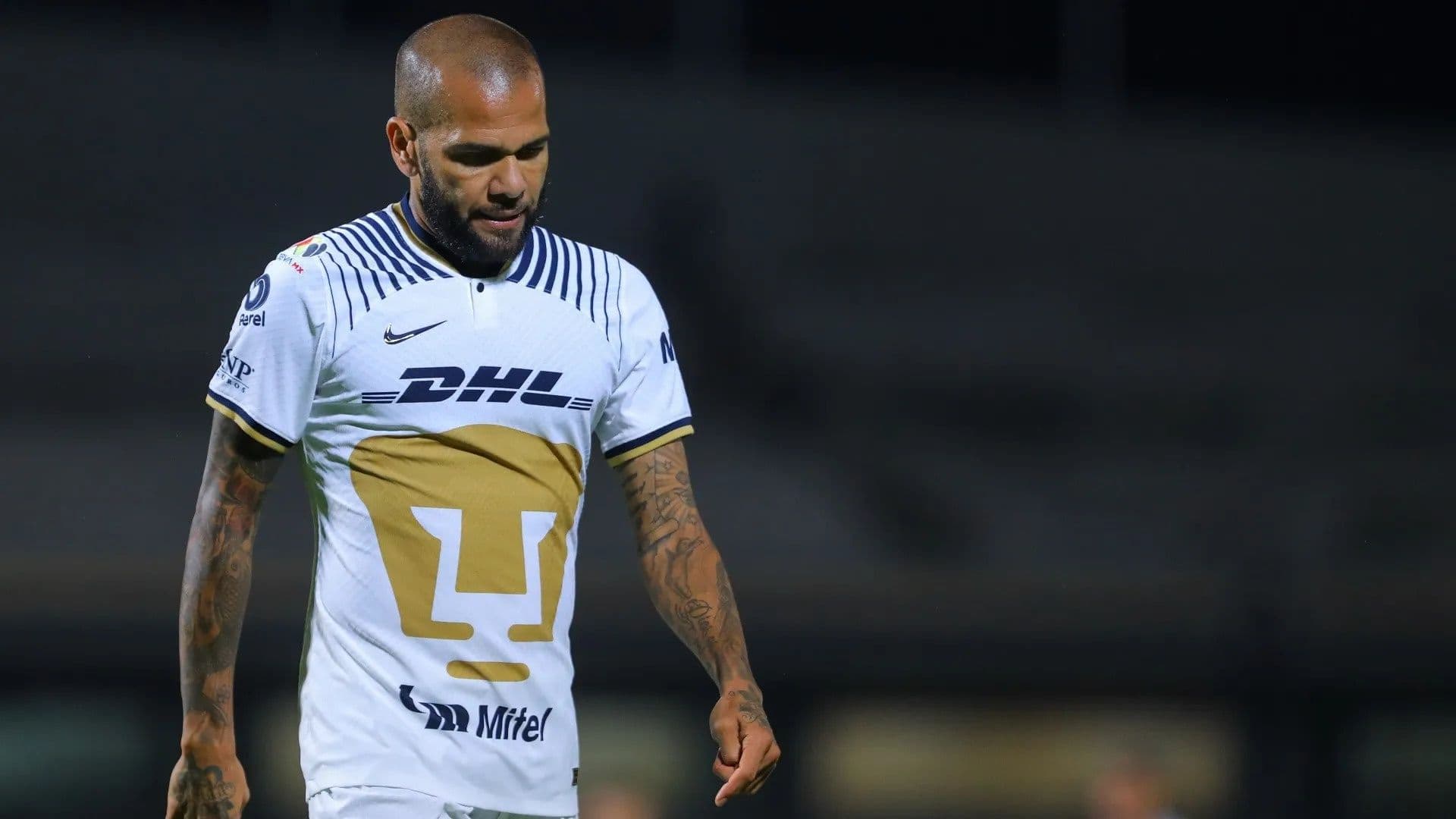 Mensagens entre melhor amigo de Daniel Alves e prima da vítima foram vazadas por TV espanhola