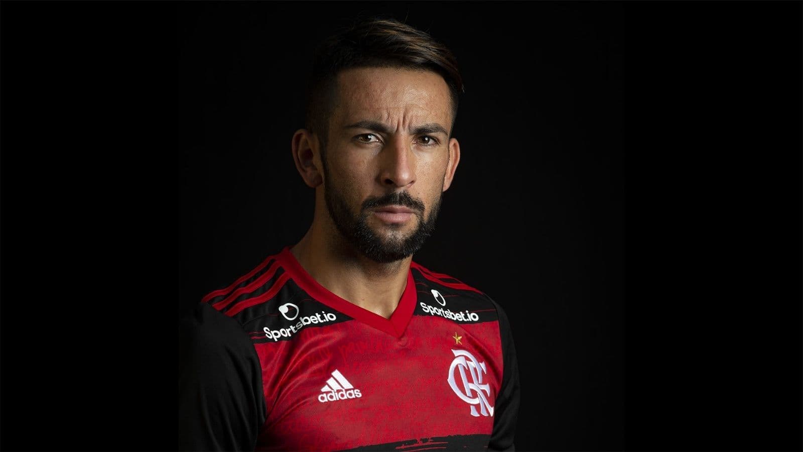 Mesmo com boa fase de jogador chileno, volta de Rafinha não é descartada