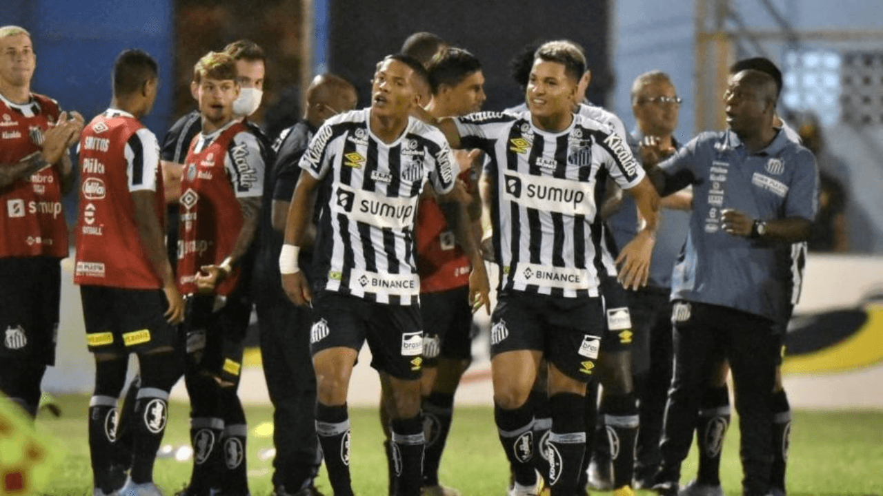 Mesmo com os protestos da torcida, jogador foi titular e tem a confiança do novo técnico