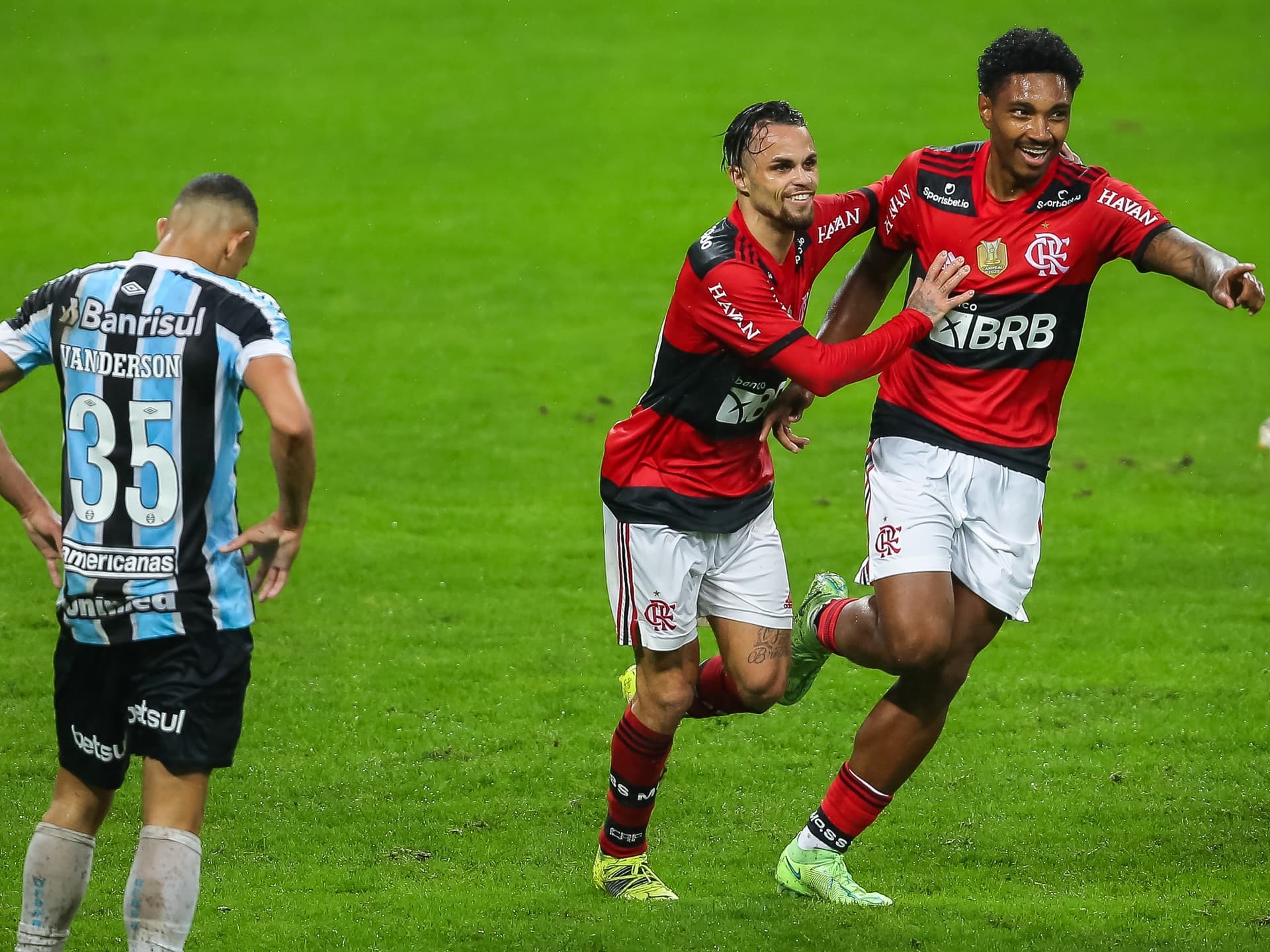 Mesmo com salário milionário, Flamengo deseja manter Vitinho pelo menos até o fim do ano