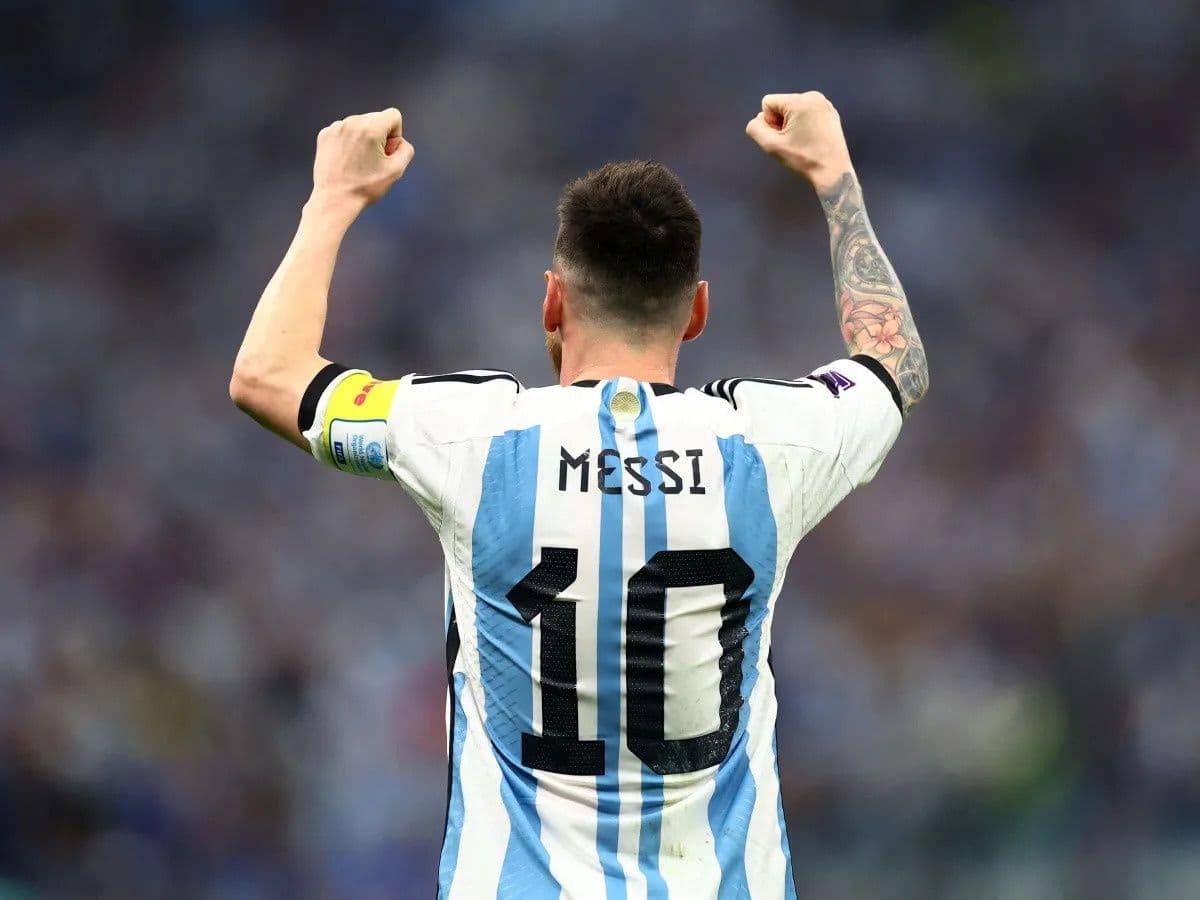 Messi foi visto jantando tranquilamente com a sua família em Buenos Aires, Argentina, e causou um grande tumulto