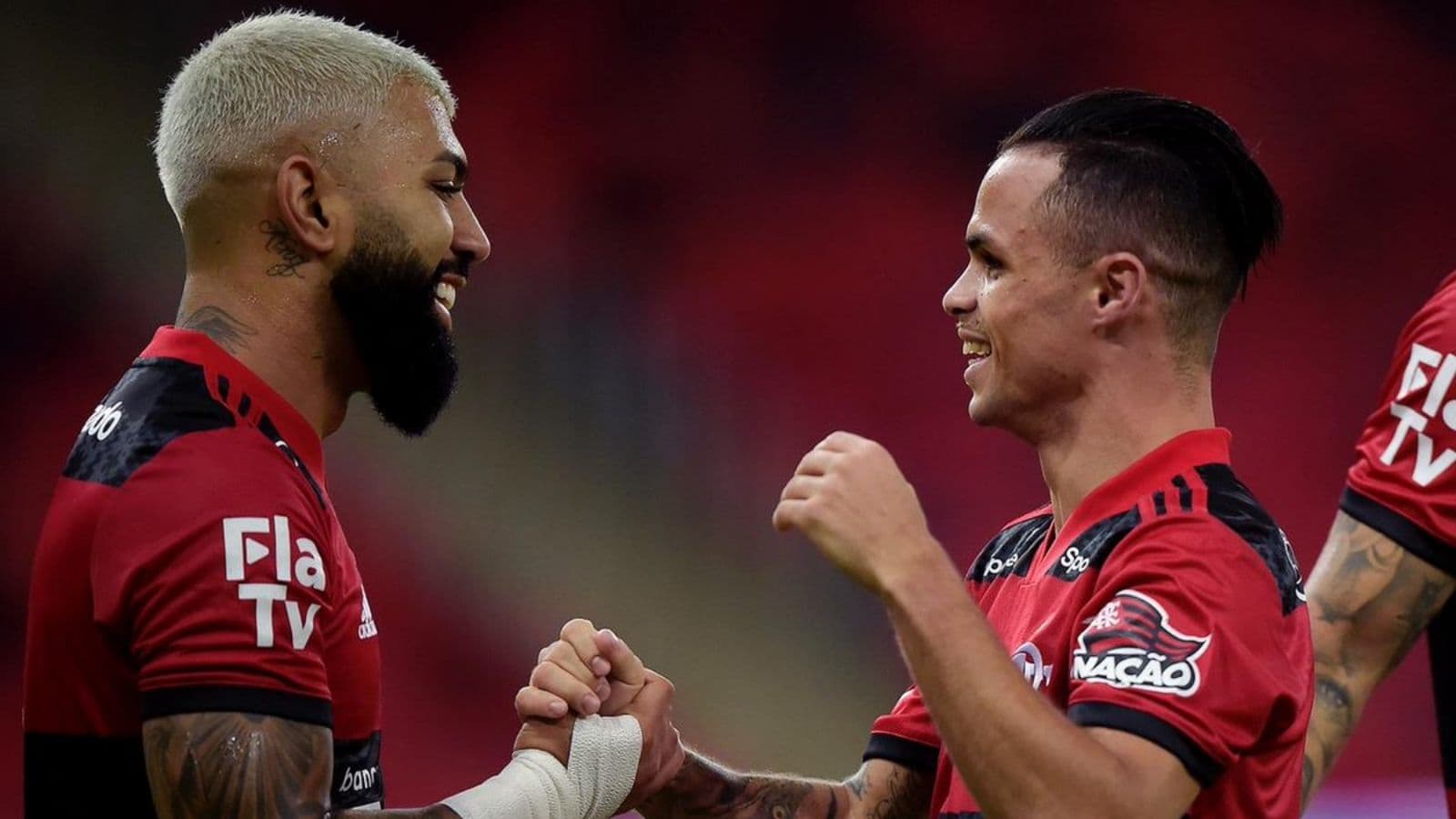 Michael disputa uma vaga como titular na final da Libertadores e cria rivalidade com Gabigol um dia antes
