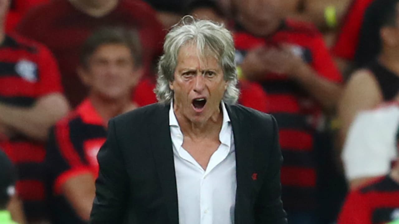 Mister leva flamenguistas à loucura após mudança em rede social e crise no Benfica