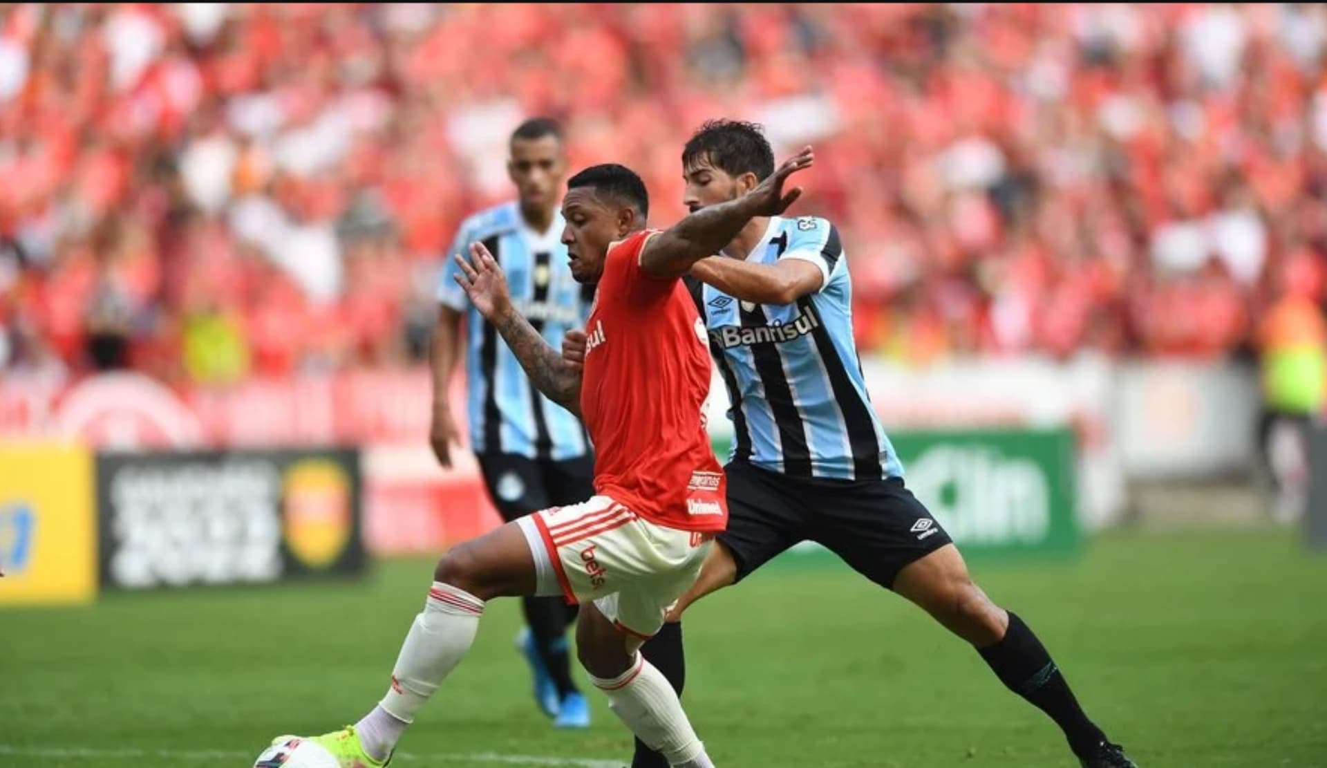 Na última rodada do campeonato gaúcho, o Internacional perdeu o clássico para o Grêmio por 2 a 1