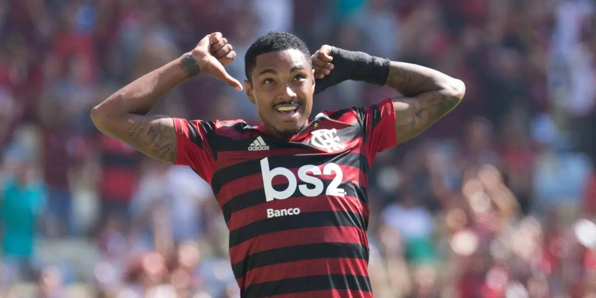 Namorada de Vitinho, do Flamengo, faz sucesso nas redes sociais