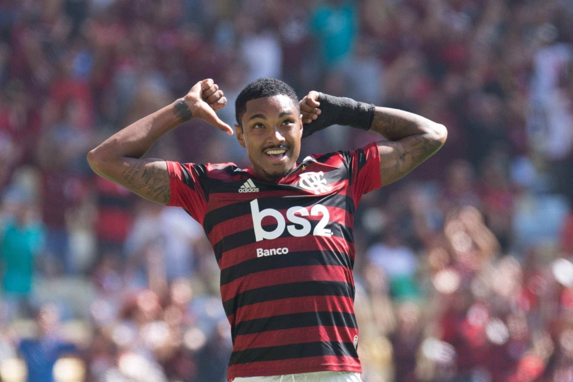 Namorada de Vitinho, do Flamengo, faz sucesso nas redes sociais