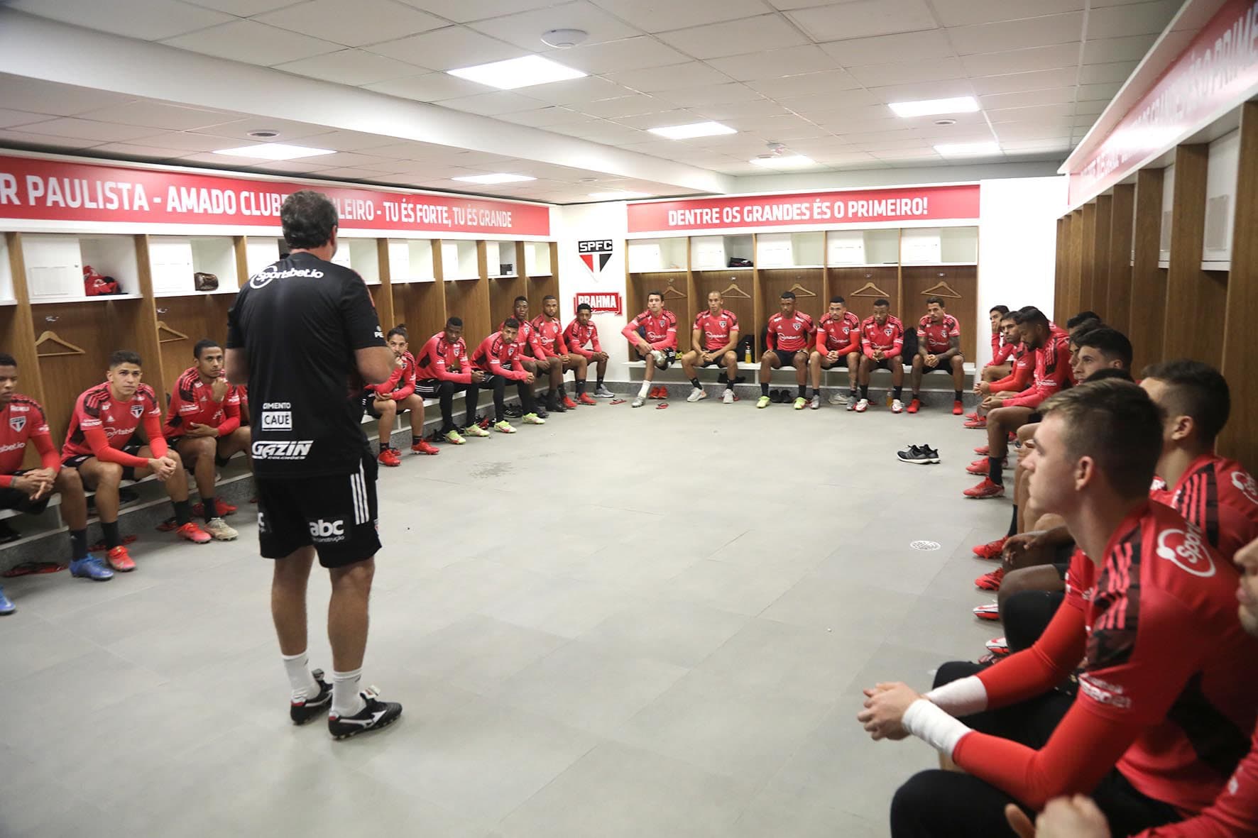 Nas estreia de Ceni, time não saiu do empate