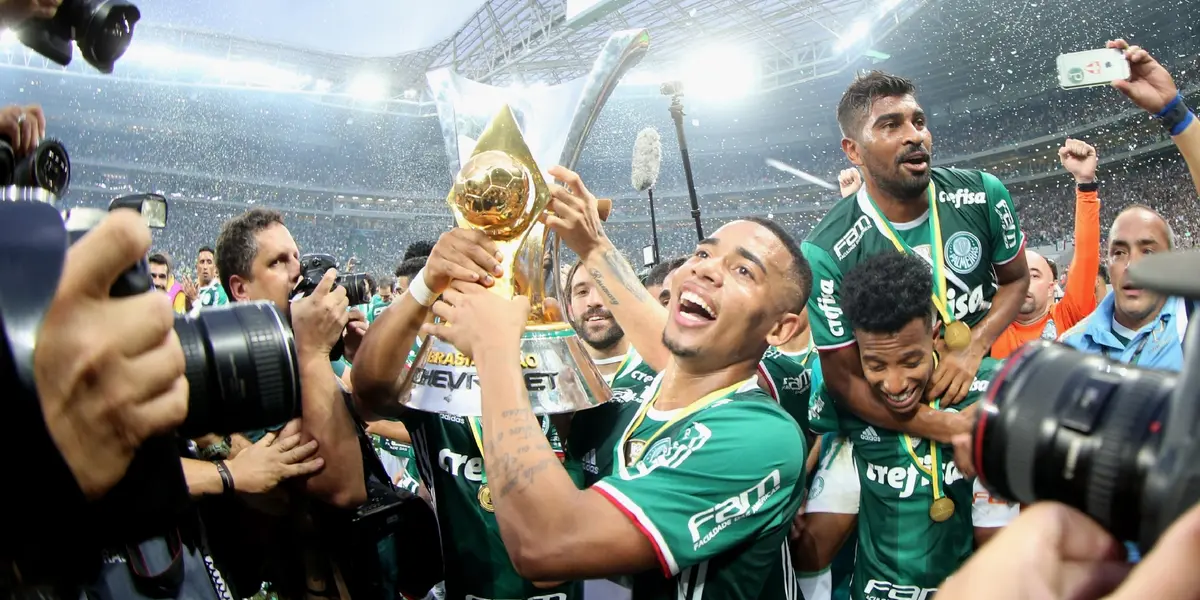 Nascido no Palmeiras, onde marcou 28 golos em 83 jogos