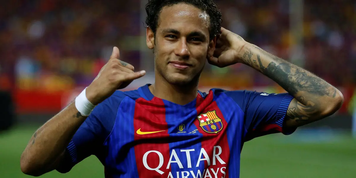 Nasser Al-Khelaïfi revelou que o FC Barcelona tentou contratar o brasileiro no mercado de transferências do verão passado, mas o clube parisiense rejeitou todas as propostas dos catalães