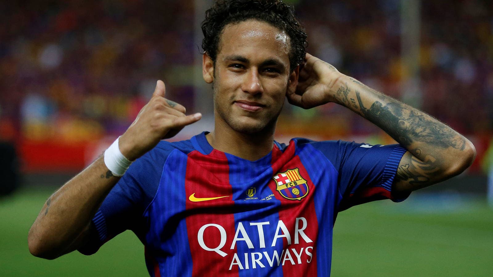 Nasser Al-Khelaïfi revelou que o FC Barcelona tentou contratar o brasileiro no mercado de transferências do verão passado, mas o clube parisiense rejeitou todas as propostas dos catalães