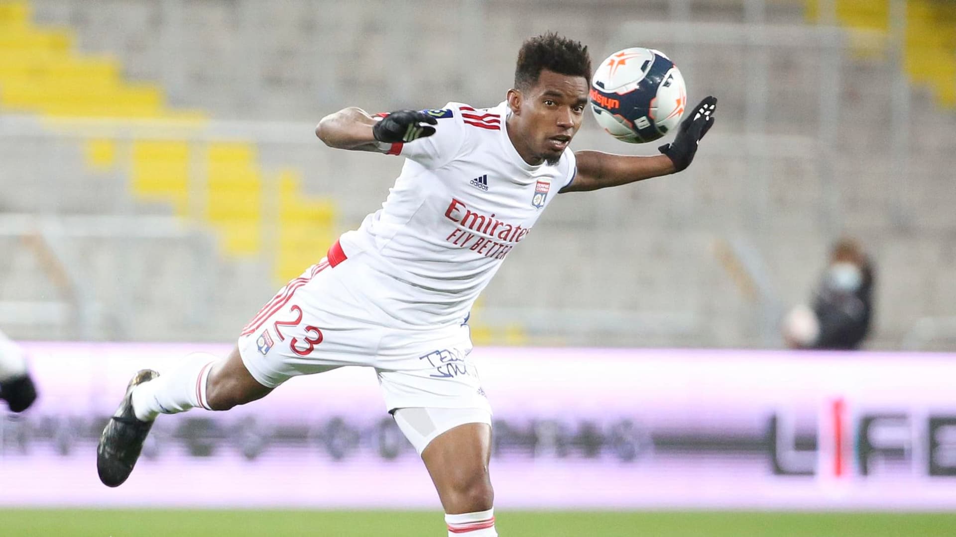 Negociação com meia brasileiro se arrasta a quase um mês e um detalhe impede que Thiago Mendes seja do Flamengo