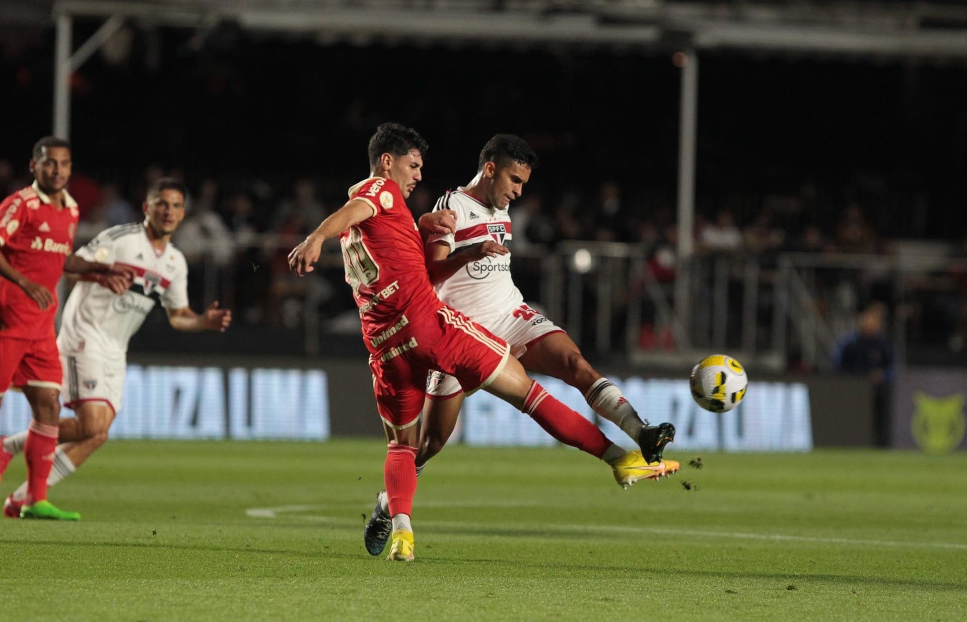 Nesta tarde de sábado, dia 14 de maio, Corinthians e São Paulo entraram em campo para mais um clássico paulista, válido pela rodada 6