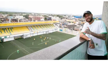 Neymar com a camisa de seu instituto/Divulgação - Instituto Neymar Jr