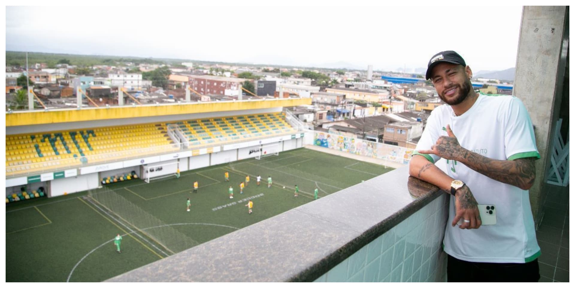 Neymar com a camisa de seu instituto/Divulgação - Instituto Neymar Jr