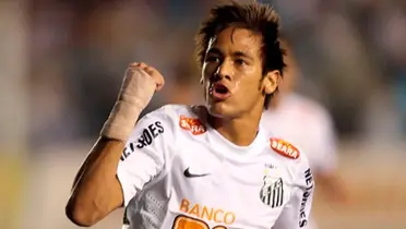 Neymar comemora gol com a camisa do Santos