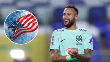 Neymar durante treinamento da Seleção Brasileira ao lado da bandeira dos EUA