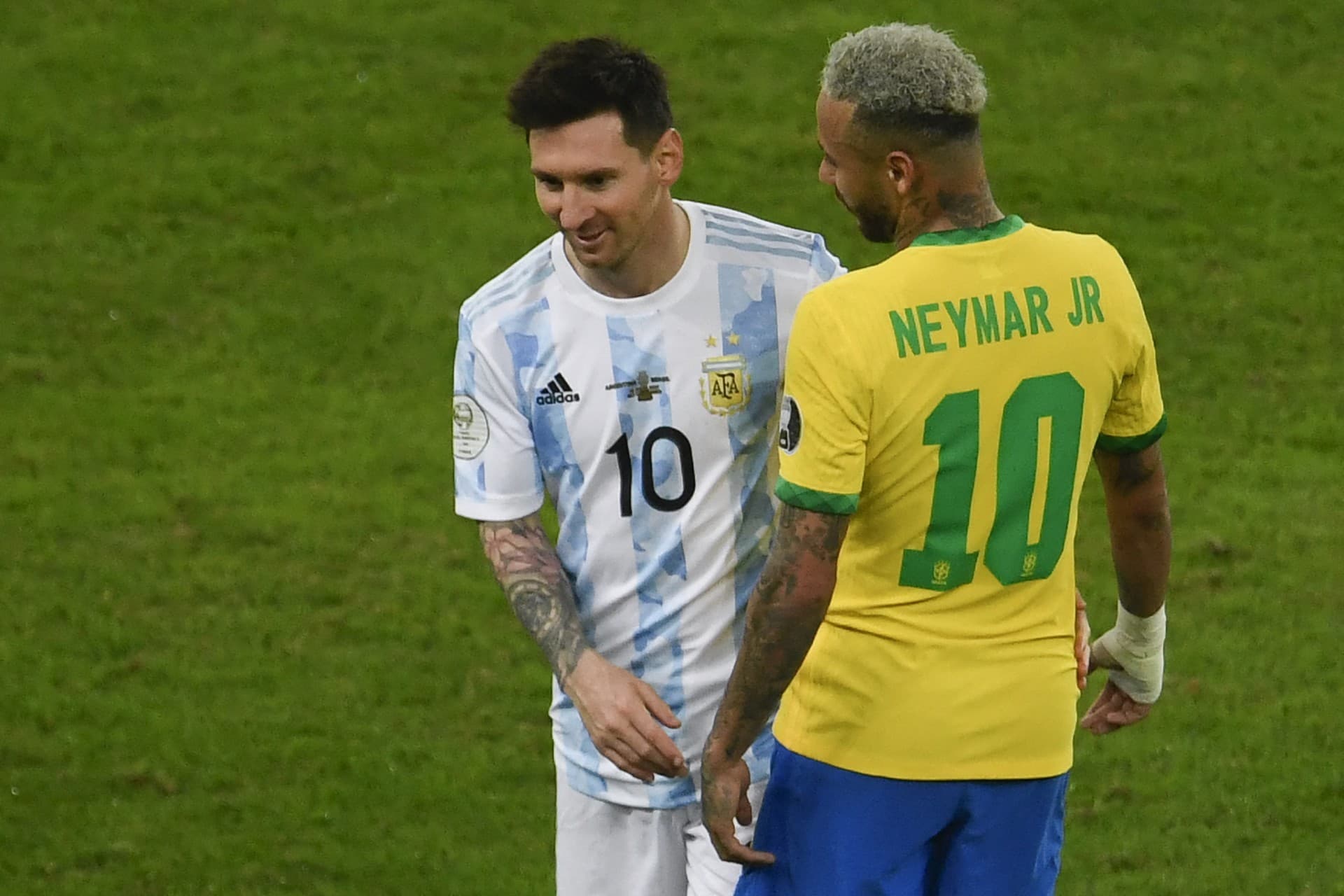 Neymar e Lionel Messi, parceiros no PSG, já serão rivais no próximo domingo (05/09) pelas eliminatórias