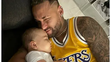 Neymar e Mavie deitados e dormindo