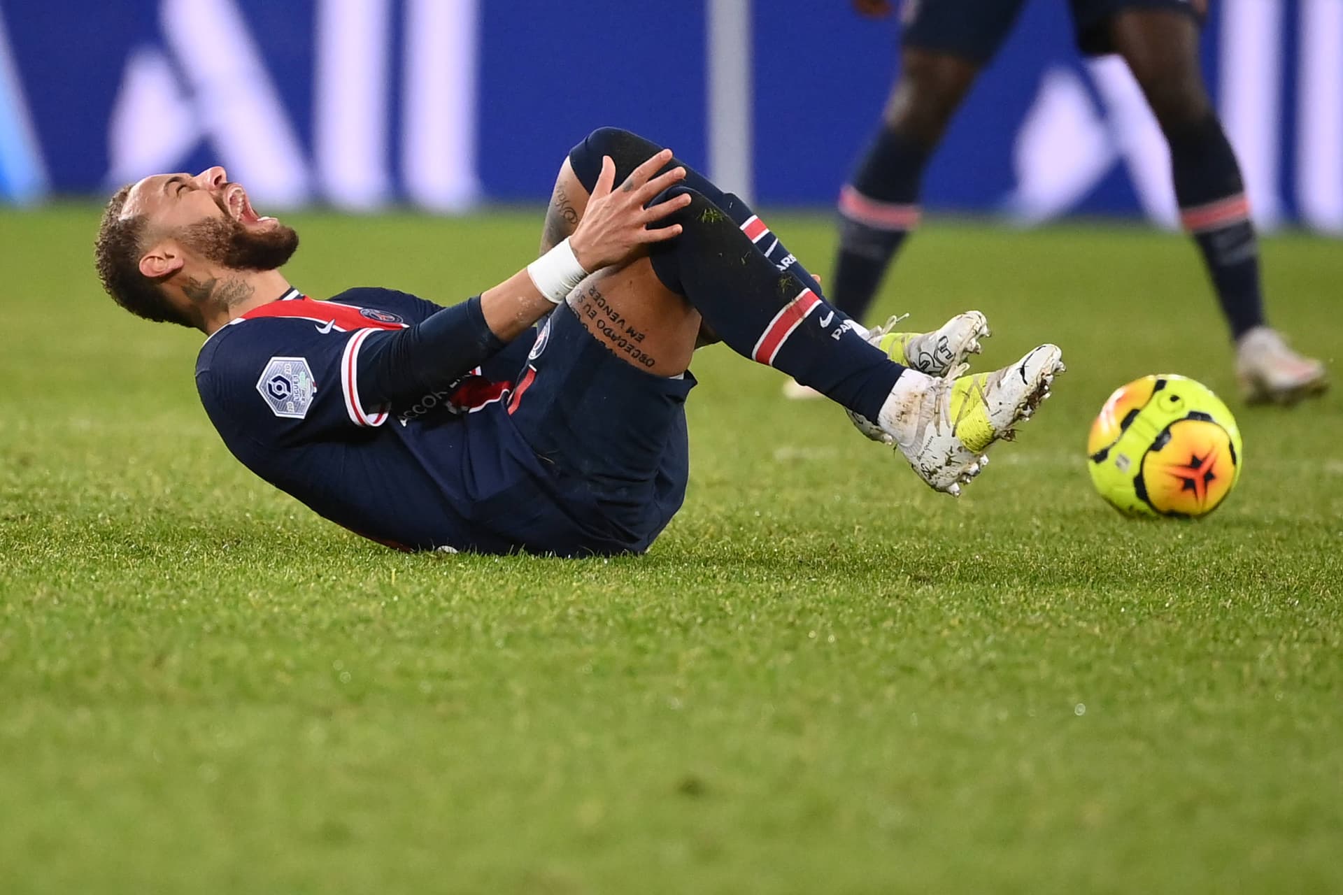 Neymar ganhou a característica de “simular” faltas no futebol brasileiro, mas era perseguido em campo