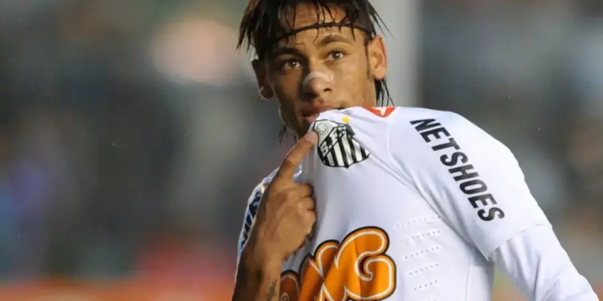 Neymar Jr apontando para o escudo do Santos FC